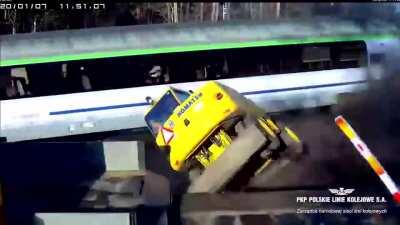The driver rammed the barriers, the train swept the trailer. A dramatic recording of a railroad crossing
