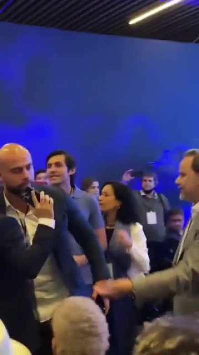 Na sala dos apoiadores do debate na band, Salles discute com uma árvore...