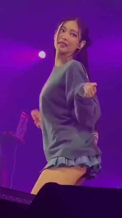 Jennie twerking