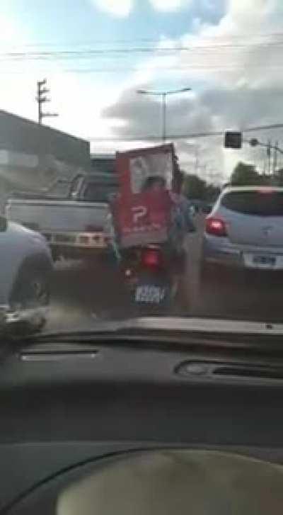 Filmaron a un repartidor con un pibe dentro de la caja de los pedidos