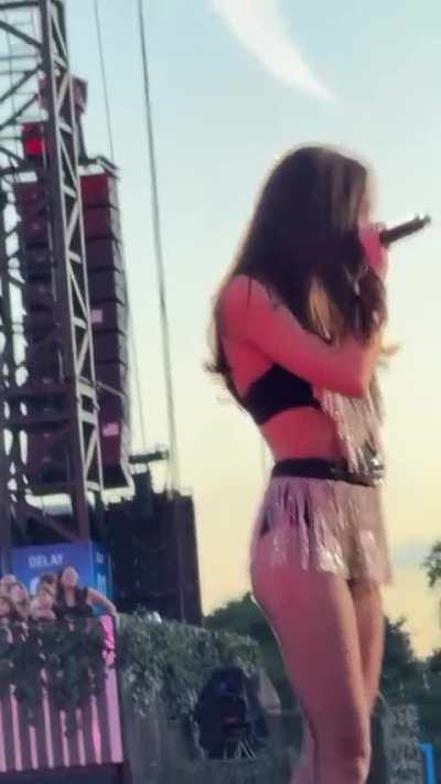 Olivia Rodrigo performing ‘obsessed’ at BST Hyde Park in London but her voice is drowned in the fan crowd shouting!