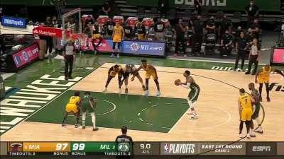 [Highlight] Giannis misses the FT that would have put the Bucks up 3 (Lurker5719263845)