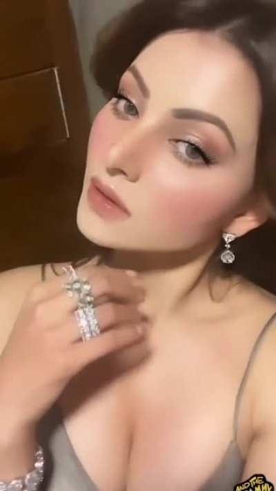 Bimbo fuckdoll Urvashi Rautela should get motorboated.. 👅👅👅👅