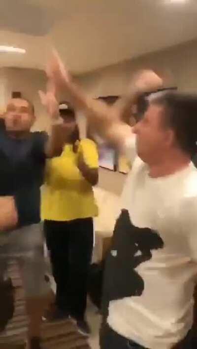 Leven Siano comemorando a chegada do Balotelli ao Monza da Itália