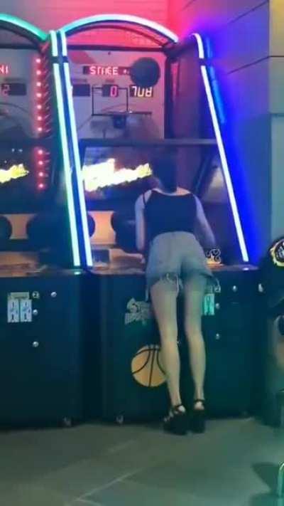 This woman doesn’t miss one shot with her own quick technique.