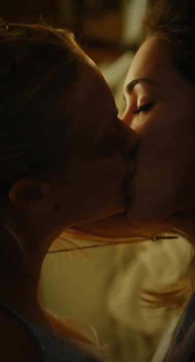 Amanda Seyfried & Megan Fox making out