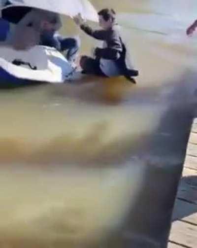 Три мудреца в одном тазу Пустились по морю в грозу. Будь попрочнее Старый таз, Длинее был бы мой рассказ.