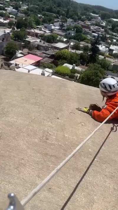 Bomberos rescatan a un gatito en el techo de un tanque municipal, a más de 50 metros de altura, en Arroyito, Córdoba