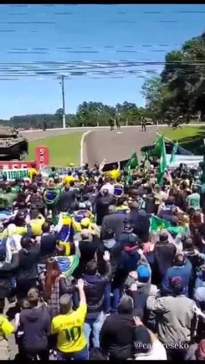 Um belo exemplo de como a direita Bolsonarista da munição pra mídia. Objetivo: Ser oposição a esquerda. Obstáculo: Bolsonaristas imbecis. Pensa no que a mídia esquerdista vai fazer com a opinião de 40% dos eleitores que não são engajados políticamente.