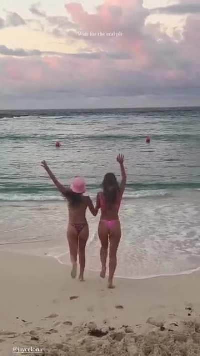 Beach booty babe 👙 🍑