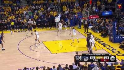 [Highlight] Luka flips it over the shoulder to Brunson for the three