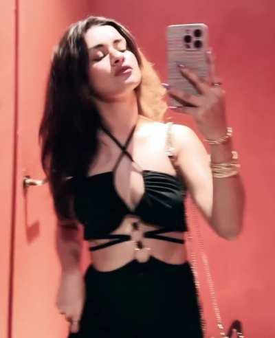 Avneet Kaur cleavage 🥵💦