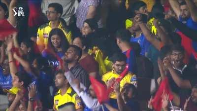 39 year old Faf du Plessis takes one handed stunner to dismiss Mitchell Santner.RCB VS CSK.IPL 2024