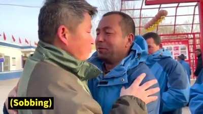 A Chinese administrator(cadre) leaves for Urumqi after working to alleviate poverty in a small village in Xinjiang over the past 4 years. Villagers are emotional.
