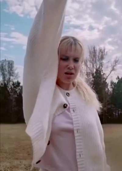 Did her nip jump😂🤤