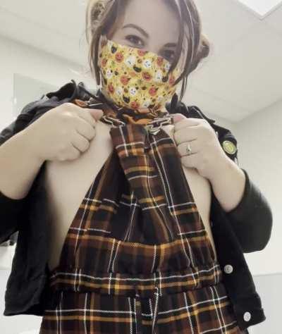 Festive boobs. Let’s get spooky. 👻