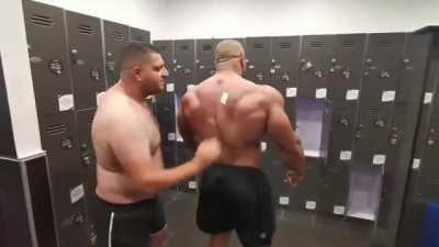 Bodybuilder cant reach sticker on his back
