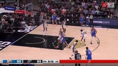 [Highlight] Thunder rookie Ousmane Dieng smoothly operates around Jakob Poetl for the fadeaway 2