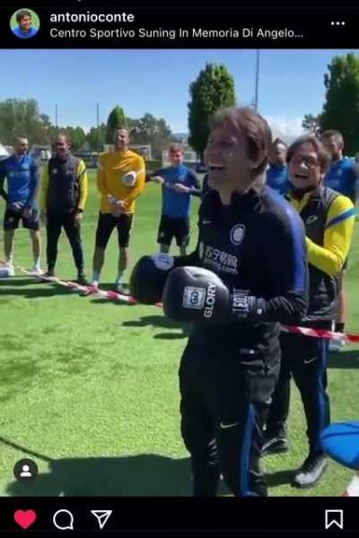 In yesterday’s game Lautaro Martinez and Conte had a verbal disagreement after the double substitution, today they organized a boxing match between the two, with Lukaku as the host.