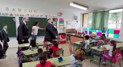 Yo y mis compás llendo a pérdidas sillas para 3b