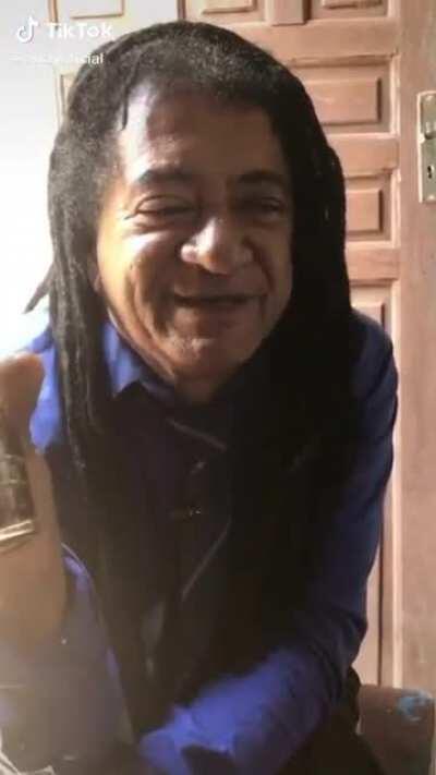 Minha mãe: oferece alguma coisa pra visita eu: