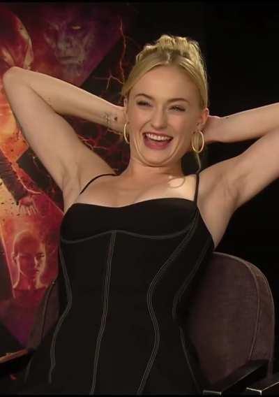 Sophie turner loves flashing her smooth clean pits 🤤