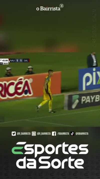 Ball boy nutmegs the goalkeeper at the Náutico-Salgueiro game