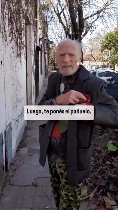 cual era el secreto del abuelo con las mujeres?....su pañuelo
