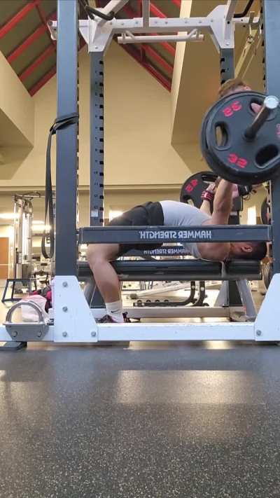 Judges is this 3 white lights? 205lbs x 1