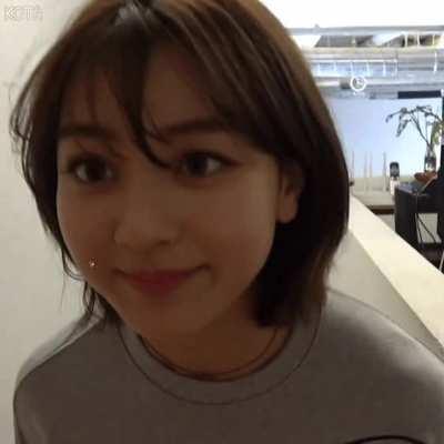 Jihyo - grey sweater, close up