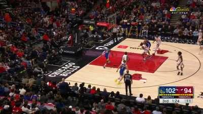 [Highlight] Klay on fire in Chicago with 17 points and 5/5 on 3's in the 3rd quarter!