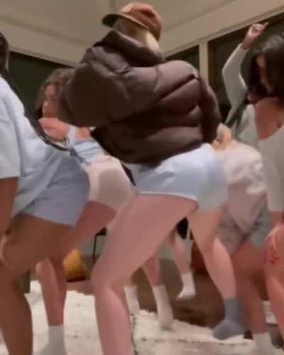 What would you do with Billie Eilish and her incredible body?