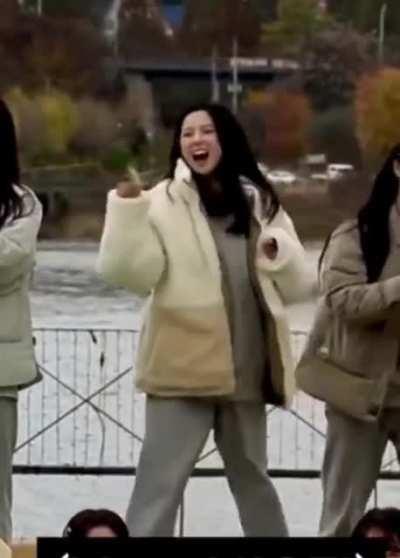 [211202] Choi Yujin's happy broccoli dance