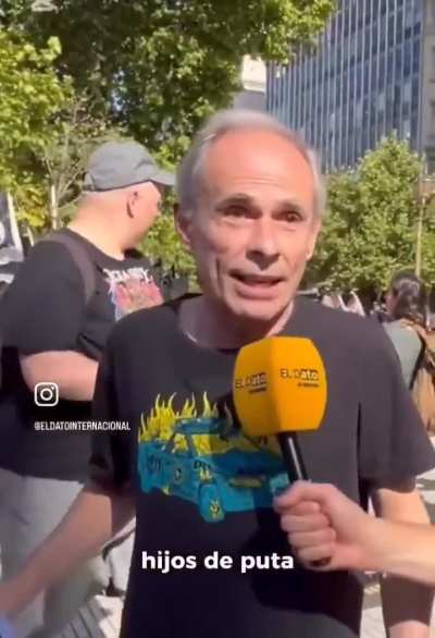 Joven fue a entrevistar a militantes opositores y recibio respuestas como: 