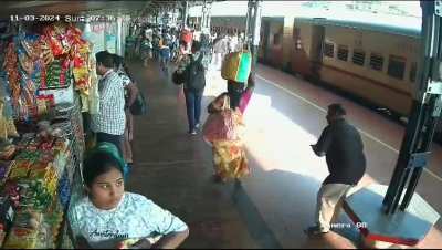 Girl fell into the gap between the train and the platform while deboarding a running train 