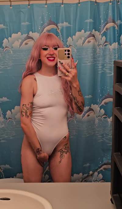 Big eyeliner and a giant bush to match!