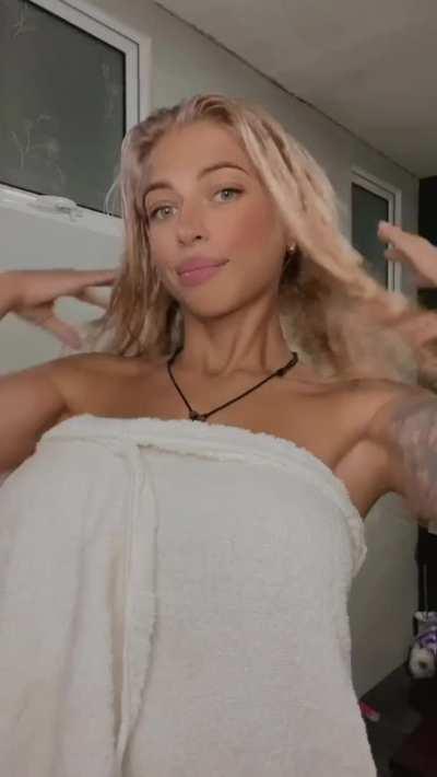 Wide smile with big titties is dangerous combo