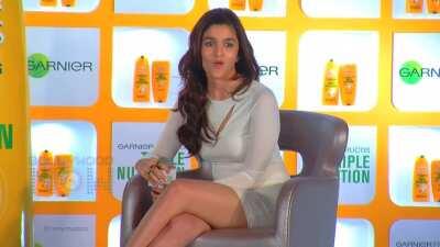 Alia knows what you doing looking at her thighs