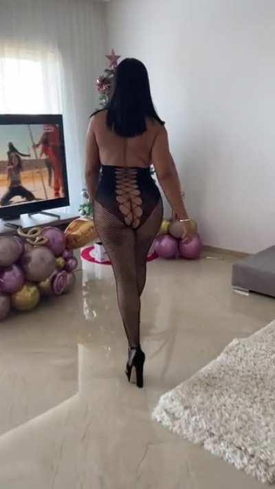 Can we enjoy a phatass mom walk ? f40