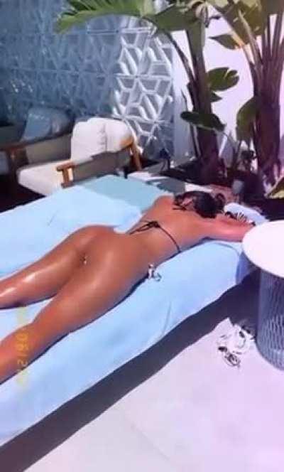 En train de faire bronzer son gros 🍑