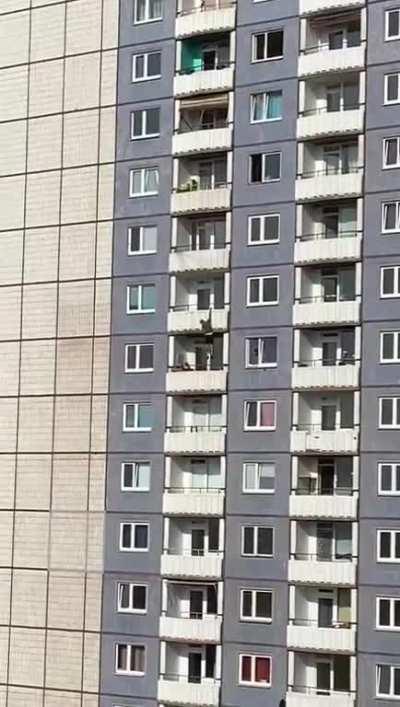 Man runs away from police by trying to get on another balcony below, falls into death (16 June, 2023. Dresden, Germany)