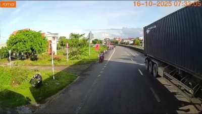 Béc tài xế xe tải đi kiểu bình thường mà đi sợ nhứt chính là điểm mù zà người đi sang đường