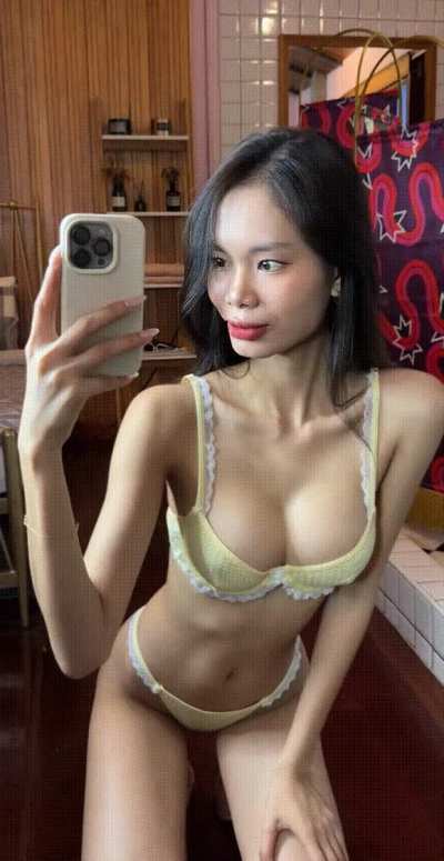 Special Promo: FREE OnlyFans for the next few subscribers (free link in the comments)! 🤗