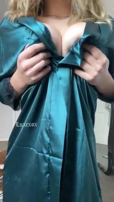 Who Thinks This Is How I Should Greet The Mail Man?