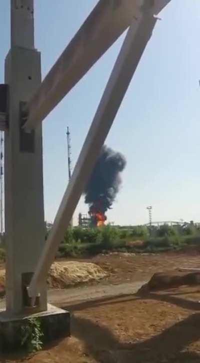 Reportedly footage of a Ukrainian UAV kamikaze strike on a Russian oil refinery in Novoshakhtinsk, Rostov Oblast.