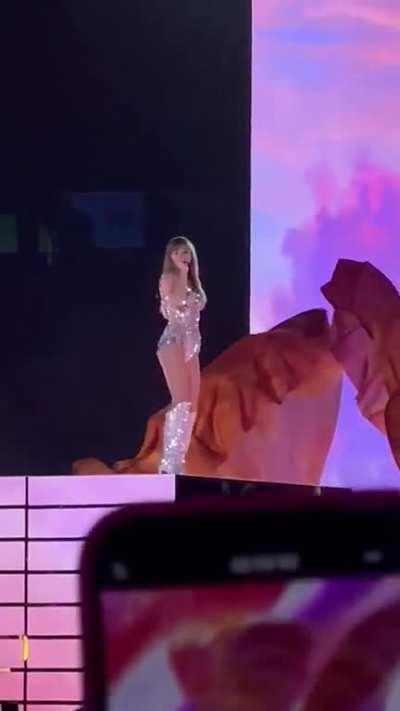 Video clip of Taylor on her new tour