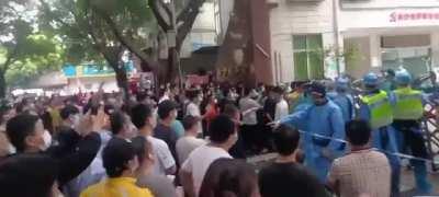 Tensions erupt in Guangzhou in China due to the governments Covid restrictions… Chinese people are starting to lose their fear of the virus and the government… and are now openly expressing their anger…