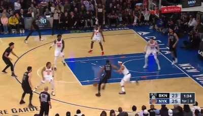 [Highlight] Ben Simmons rolls to the rim but passes away a good opportunity