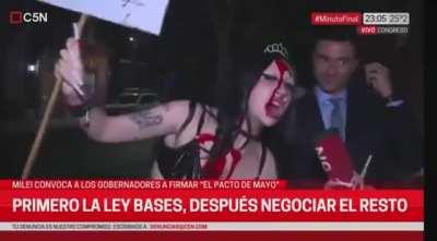 El enano Martín Tetaz interrumpido por la deforme de Milky Dolly