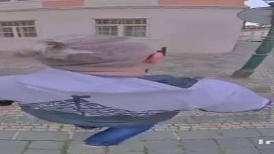 Wide Vávra Walking Alert